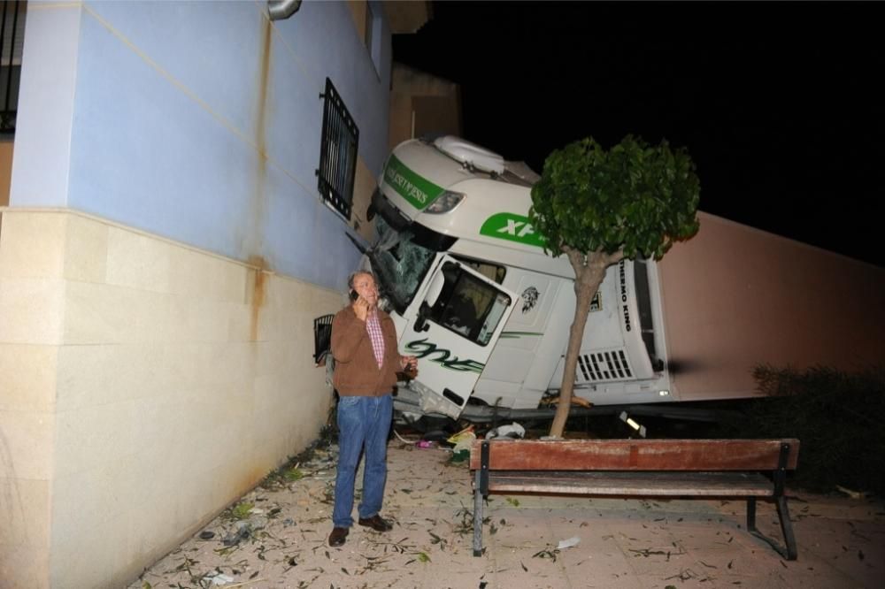 Un tráiler se estrella contra una casa en Librilla