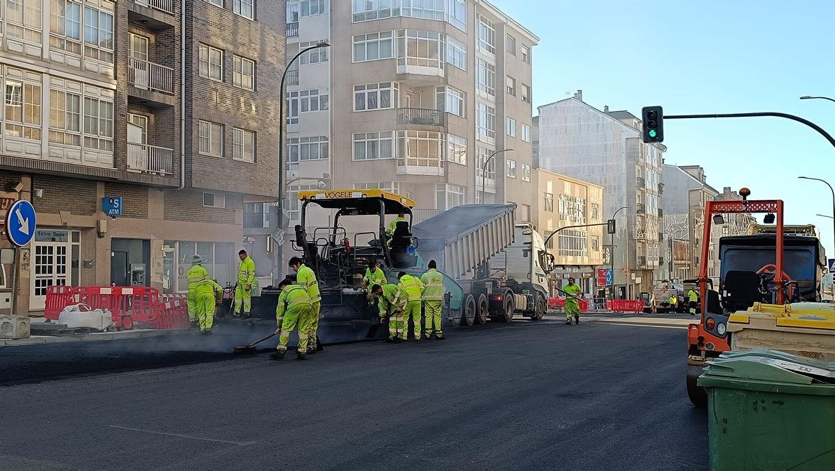 Los operarios asfaltan la travesía de Milladoiro