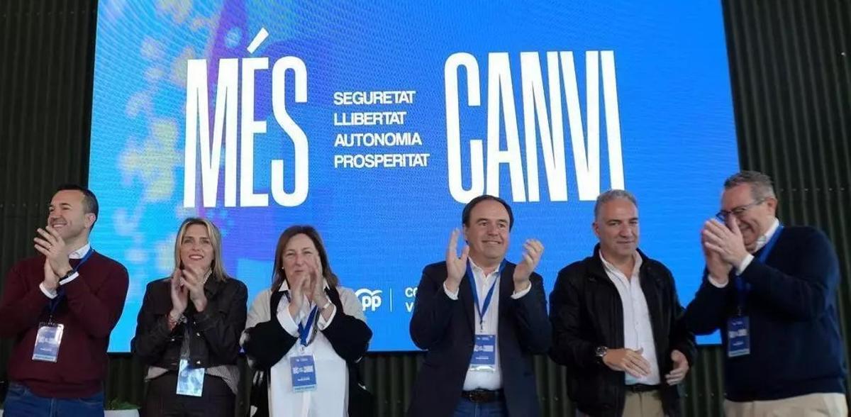 La portaveu del PP de Dénia, Pepa Font, a l'esquerra de Pérez Llorca