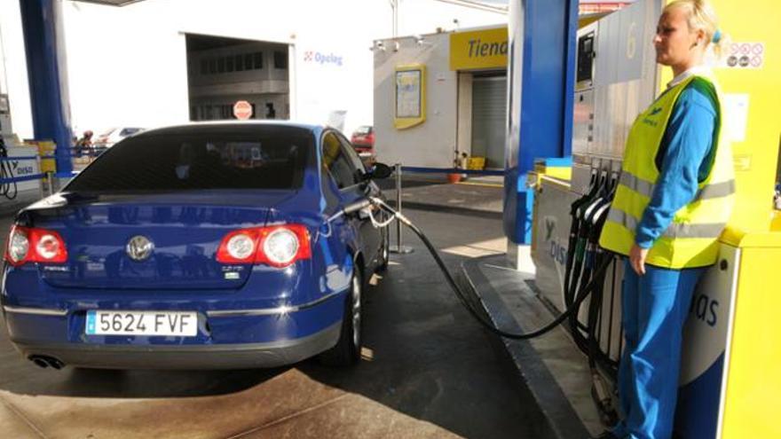 La Consejería de Empleo e Industria presentó ayer un vehículo de su parque móvil que ha sido modificado para pasar de la gasolina al GLP. | Acfi Press