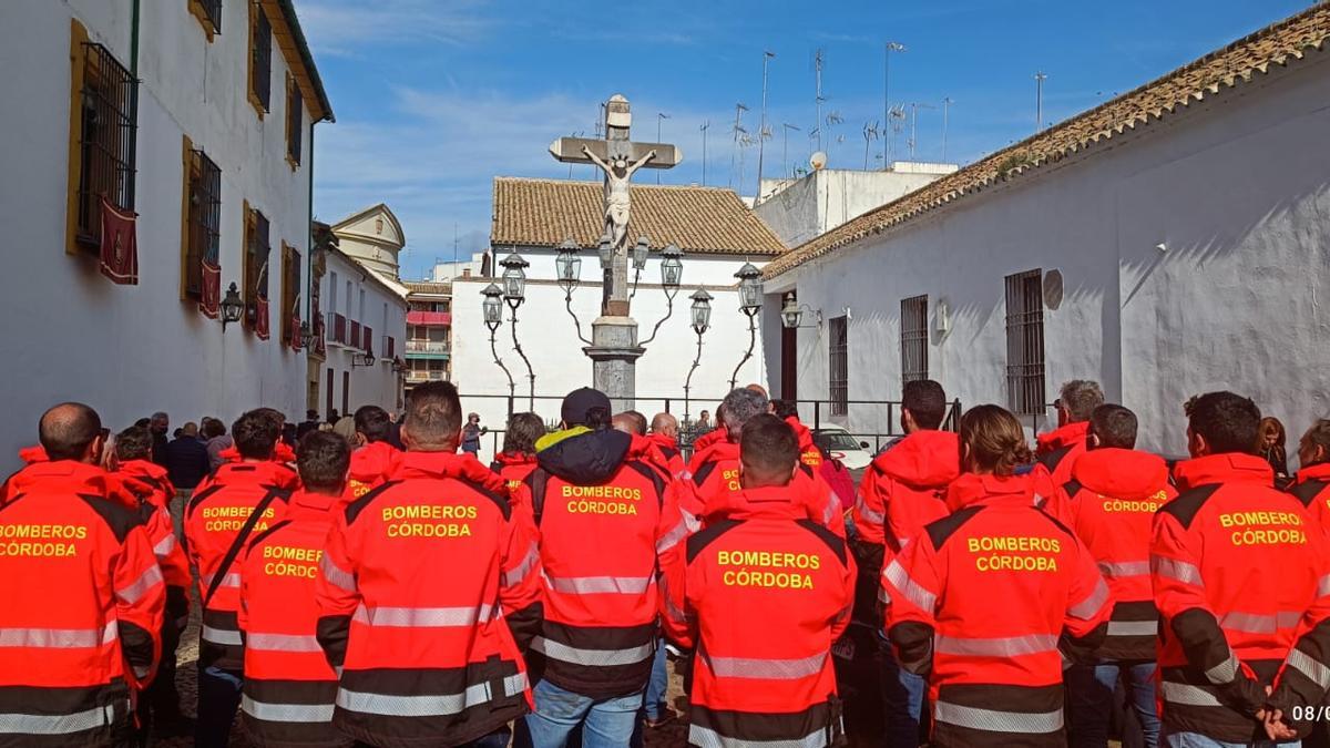 Protesta de los bomberos ante el Cristo de los Faroles.