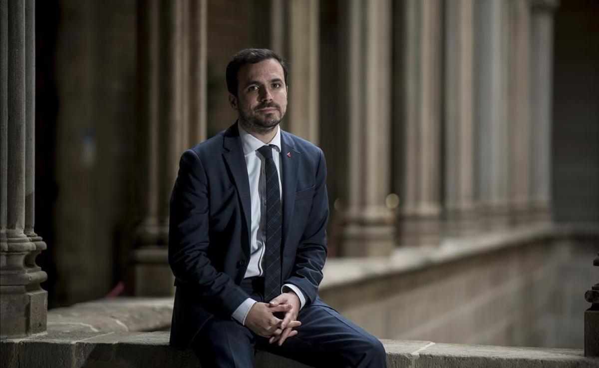 Barcelona    17 12 2020    Politica   El ministro Alberto Garzon fotografiado en la sala gotica del Ajuntament tras entrevistarse con la alcaldesa Colau (para entrevista)    Fotografia de Jordi Cotrina