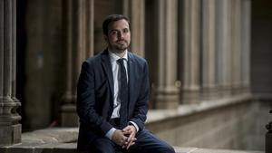 El ministro de Consumo, Alberto Garzón, fotografiado en la sala gótica del Ayuntamiento de Barcelona tras entrevistarse con la Ada Colau.