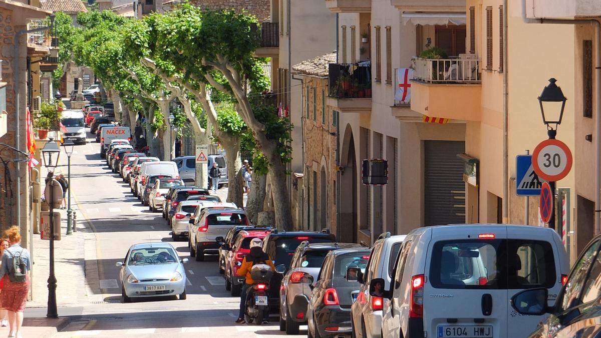 Aglomeración de coches en una calle de Sóller.