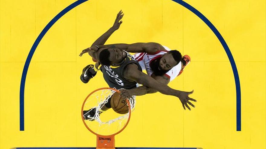 Houston vence en el Oracle Arena y recupera el factor cancha