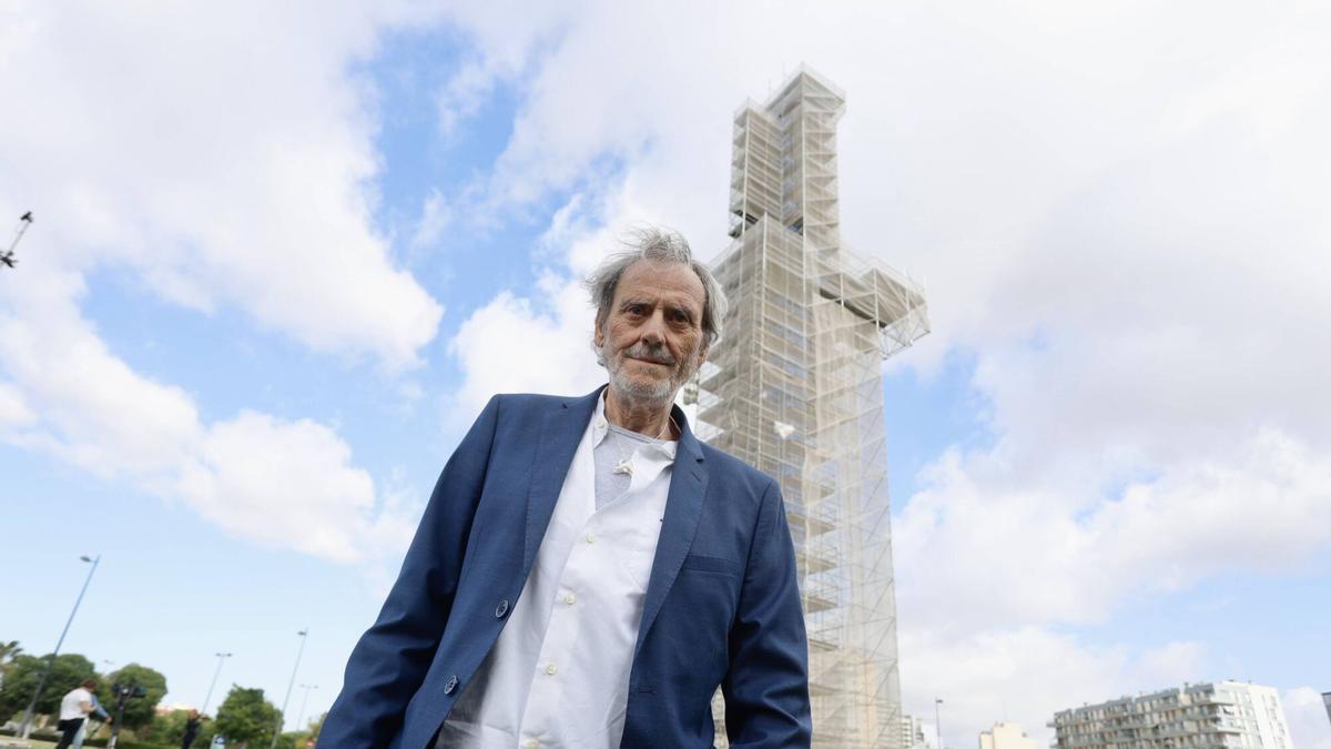 L’escultor Miquel Navarro, al costat de l’icònic Parotet, durant la seua restauració