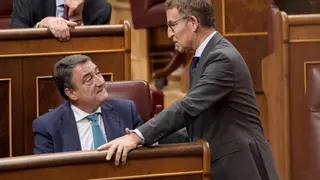 El PP agranda la distancia con el PNV mientras hace guiños a Junts