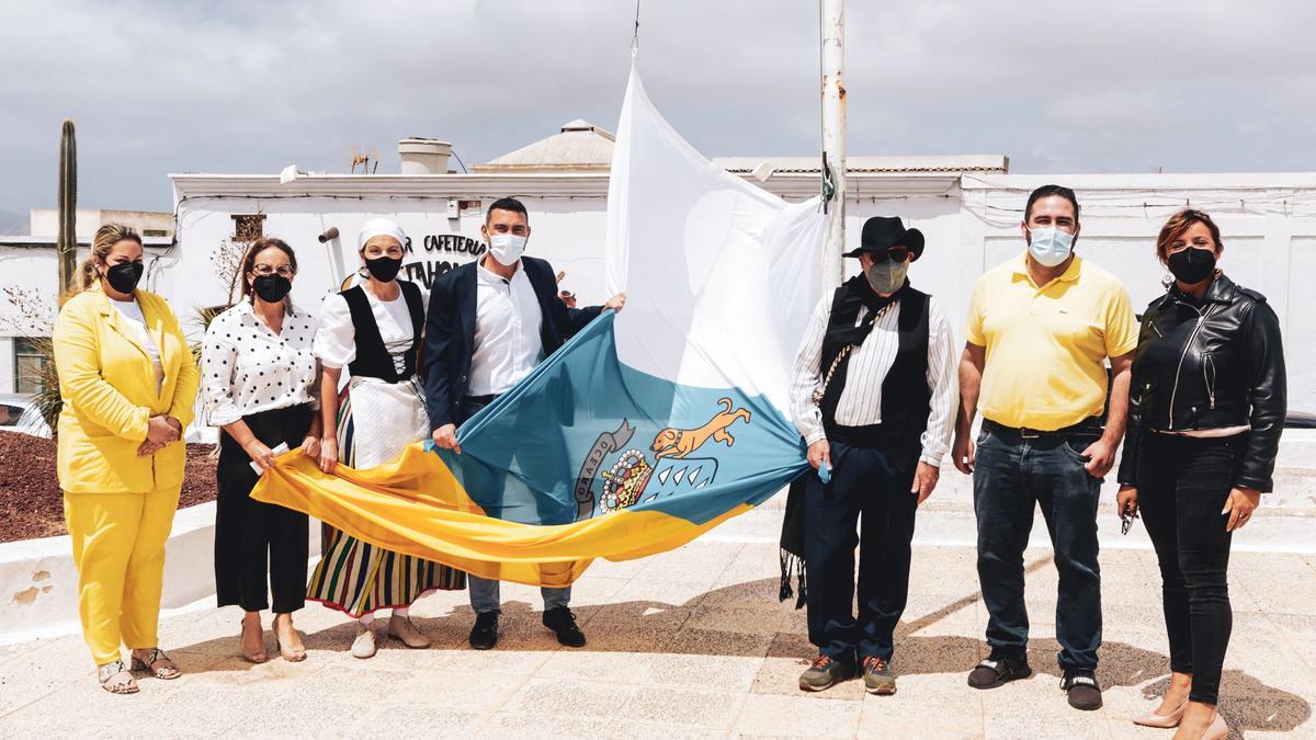 Izado de la bandera con motivo del Día de Canarias