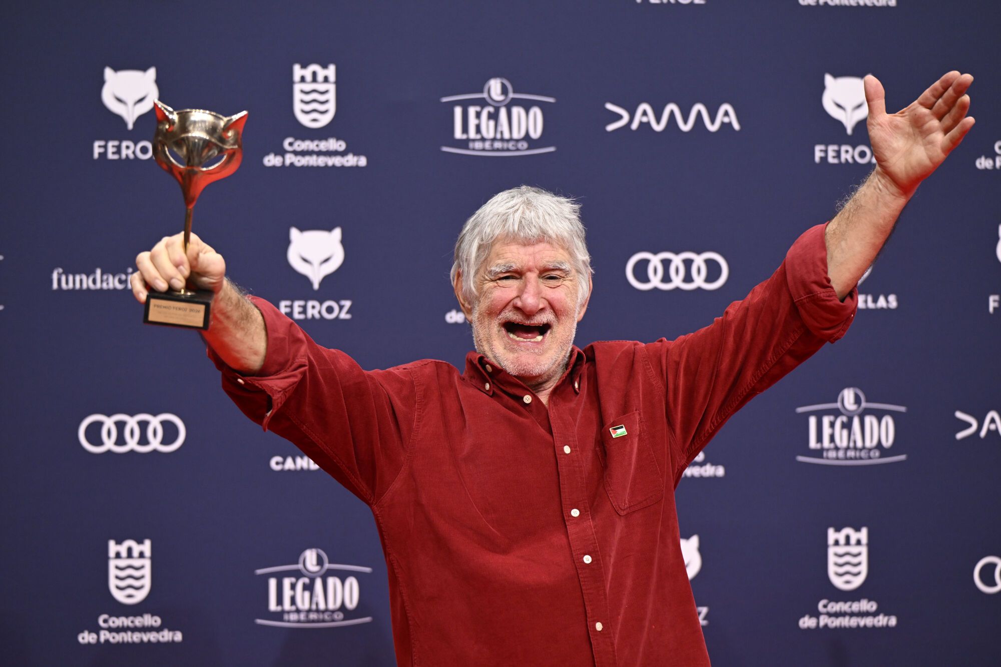 PONTEVEDRA, 24/01/2026.- El actor Kandido Uranga posa con el premio a ´Mejor actor secundario de película´ por su trabajo en ´Maspalomas´ durante la gala de entrega de los Premios Feroz 2026, organizada por la Asociación de Informadores Cinematográficos de España (AICE), que se celebran hoy sábado en el Pazo da Cultura de Pontevedra. EFE/Brais Lorenzo.