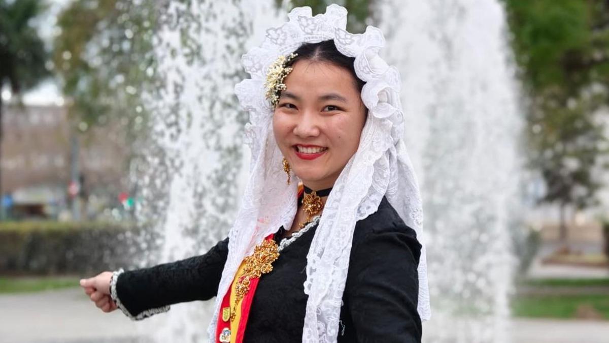 Sayuri Antón, de origen chino, ha sido candidata a Bellea del Foc representando a la hoguera Barrio José Antonio.