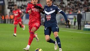 El defensa francés Malo Gusto (i), del Olympique de Lyon, durante un partido de la liga francesa. EFE/EPA/CAROLINE BLUMBERG/archivo