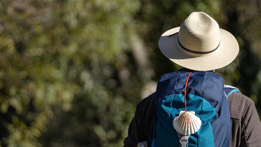 Correos aligera el camino de los peregrinos ampliando su servicio de transporte de mochilas