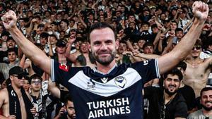 Juan Mata celebrando un nuevo gol con el Melbourne Victory.