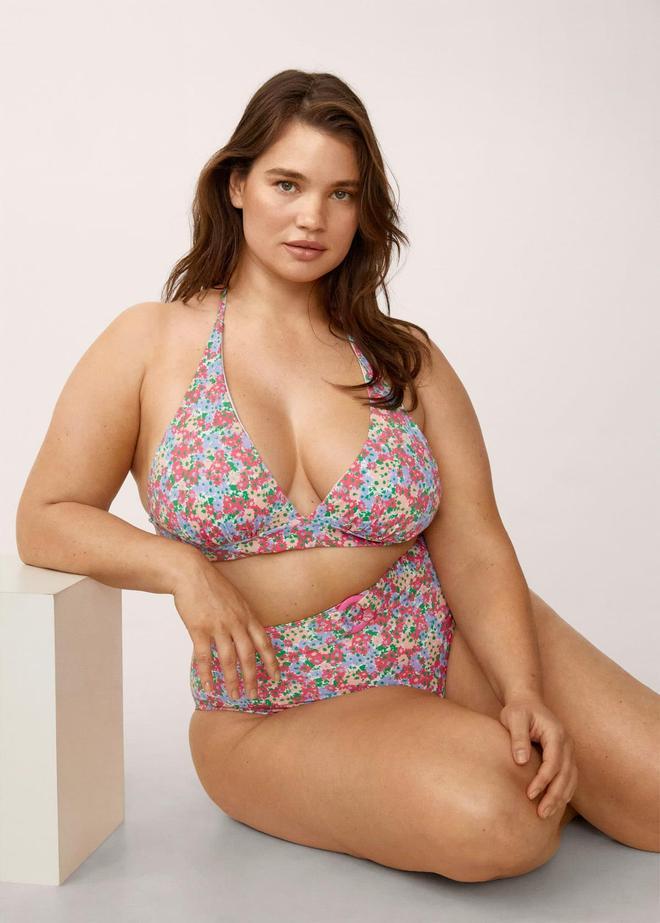 Bikini con estampado floral de top de triángulos y braguita de tiro alto, de Mango