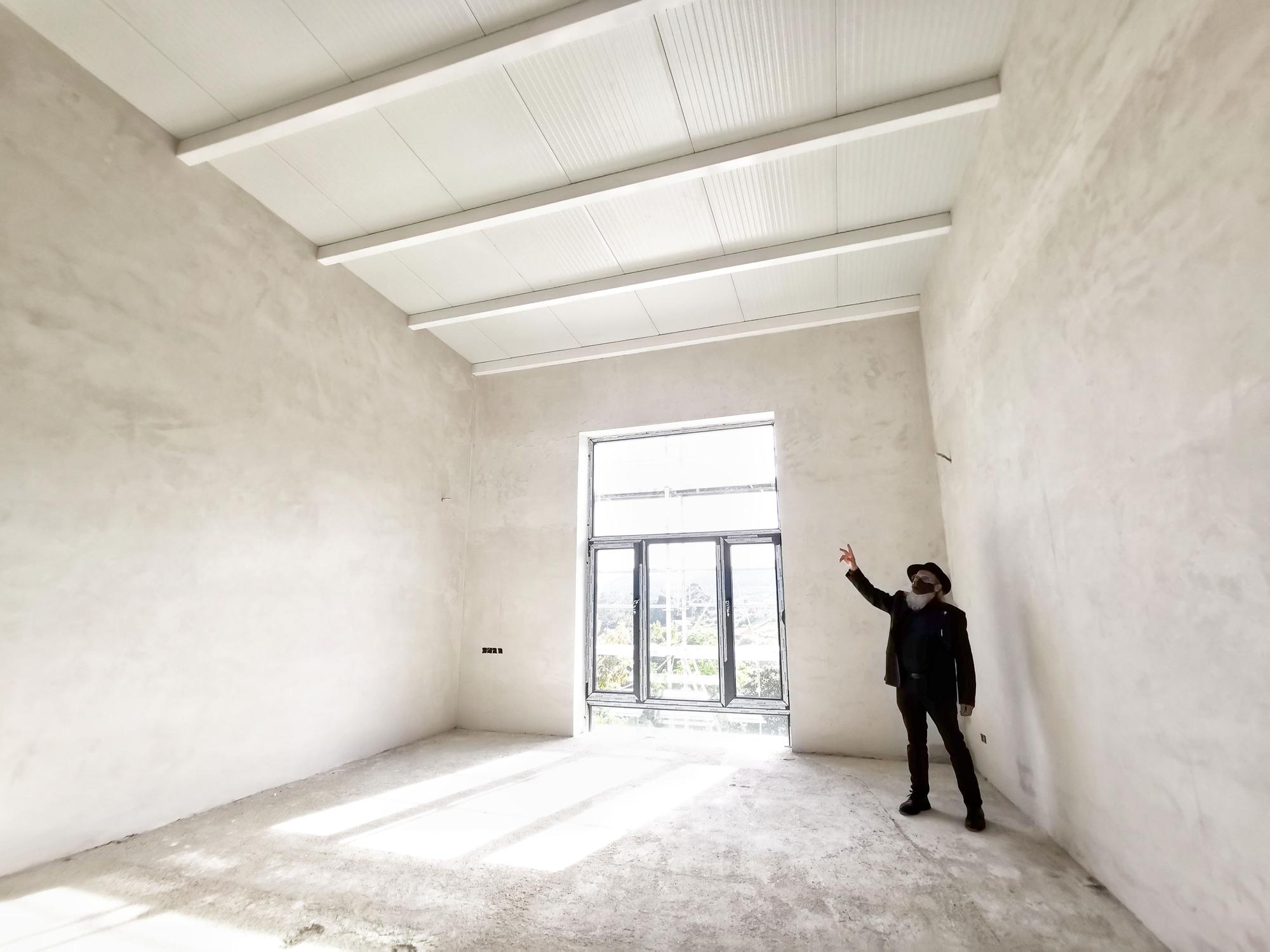 Camilo Camaño enseña el interior de la nueva nave del museo.