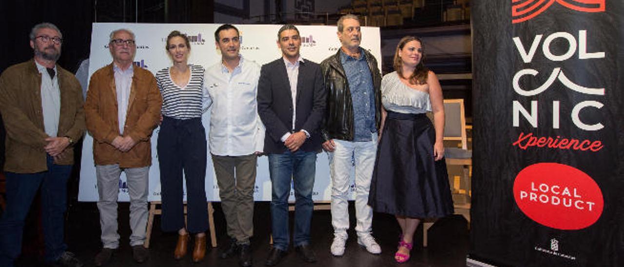 De izquierda a derecha Yuri Millares, Manuel Hidalgo, Kira Miró, Paolo Casagrande, Narvay Quintero, Xavier Agulló, y Patricia Yrissarri ayer en el teatro Guiniguada en la presentación de la serie &#039;Chef Viajero&#039;.