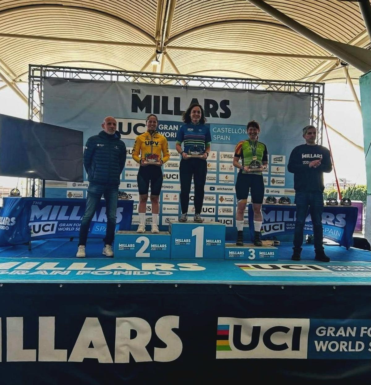 La deportista de la Safor, izquierda, en el podio del Gran Fondo Millars