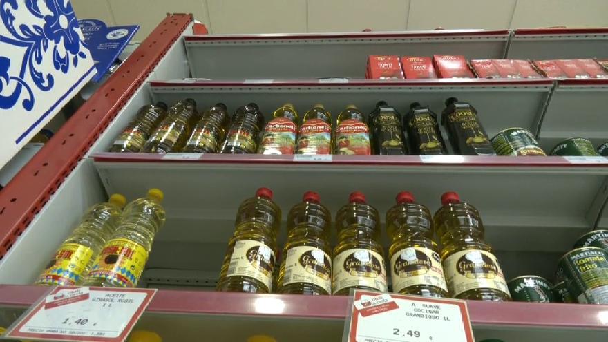 El precio del aceite de oliva baja en origen pero no en los supermercados