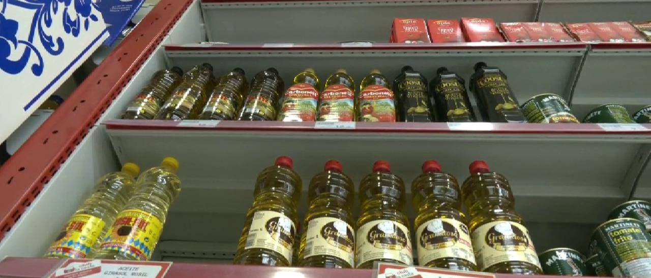 El precio del aceite de oliva baja en origen pero no en los supermercados