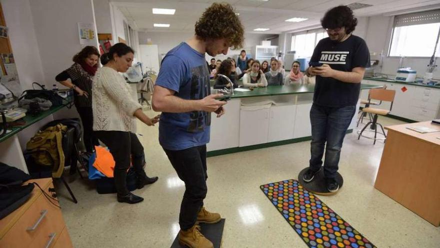 Los monitores muestran a los alumnos las dificultades con las que se encuentran los enfermos. // G.S.