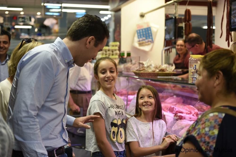 Teodoro García pidiendo el voto en el mercado Saav