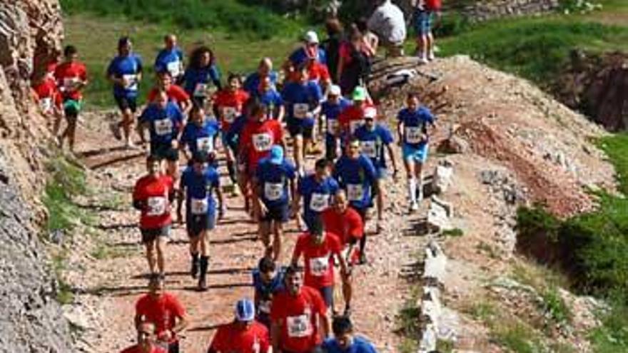 Corredores en la Vega de Camayor.