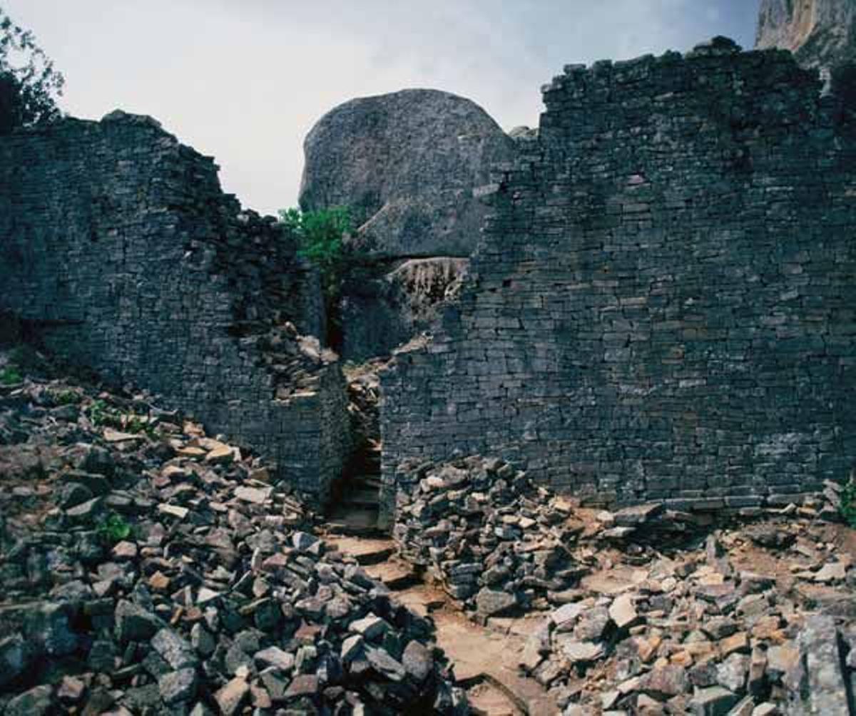 Camino de piedra derruido entre las murallas de Gran Zimbabwe.
