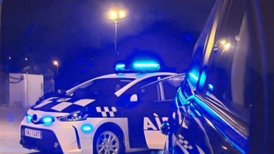 Una patrulla de policía local de servicio por el centro de Murcia en una noche de verano.