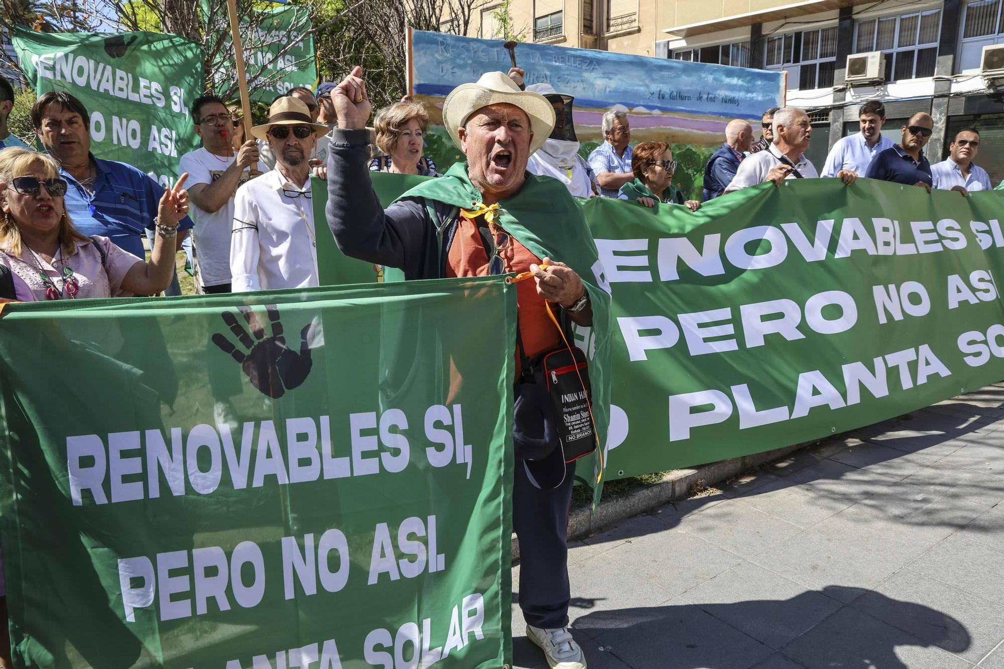 San Miguel de Salinas lleva el rechazo a la planta solar de la desaladora de Torrevieja al centro de Alicante