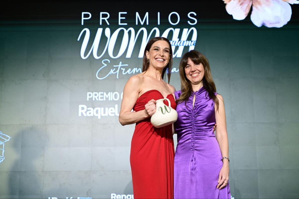 Raquel Sánchez Silva recibe el premio de manos de Mayka Sánchez.
