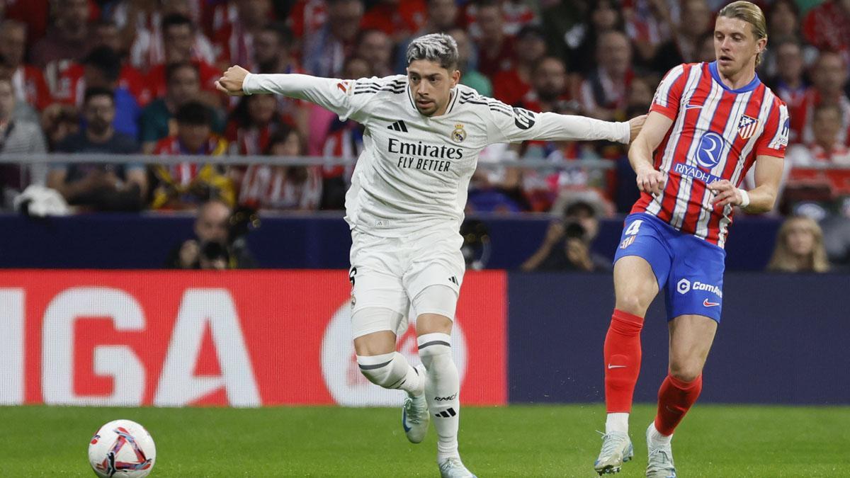 Una acción del derbi madrileño entre Valverde y Gallagher