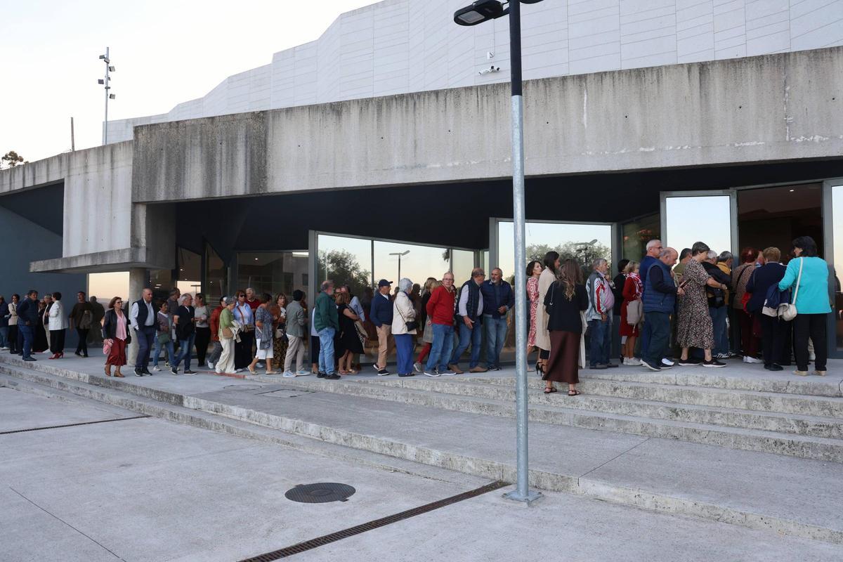 Público a las puertas del Auditorio Municipal.