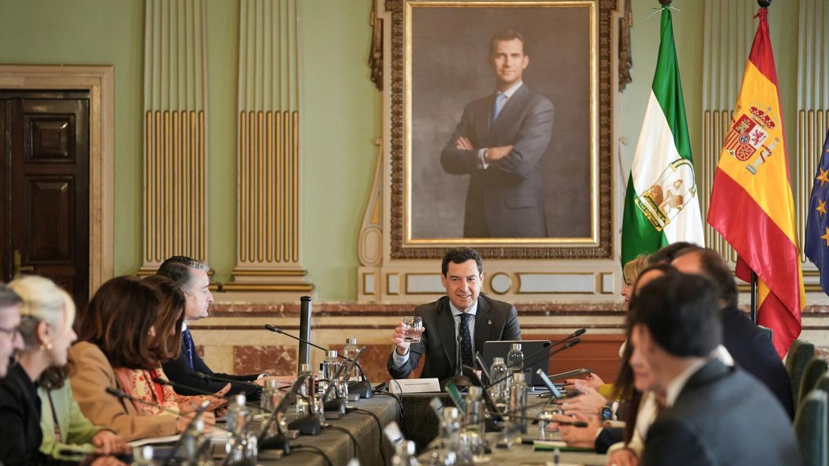 Juanma Moreno mantiene sus críticas a la  prioridad nacional  tras el 17M y advierte a Vox:  Quien juega al bloqueo lo termina pagando 