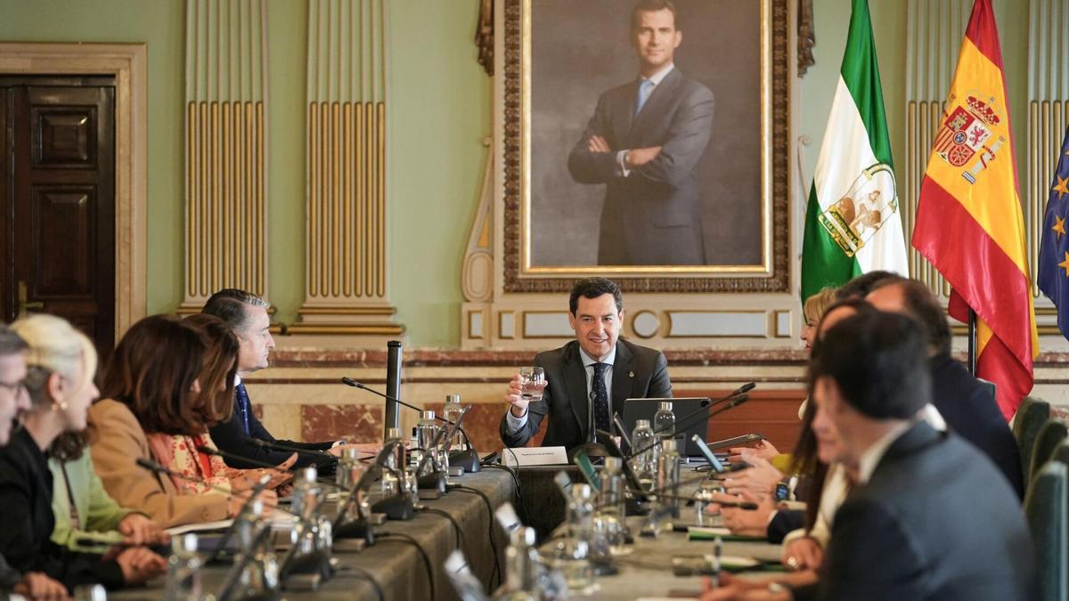 Juanma Moreno, presidente andaluz, en un consejo de gobierno.
