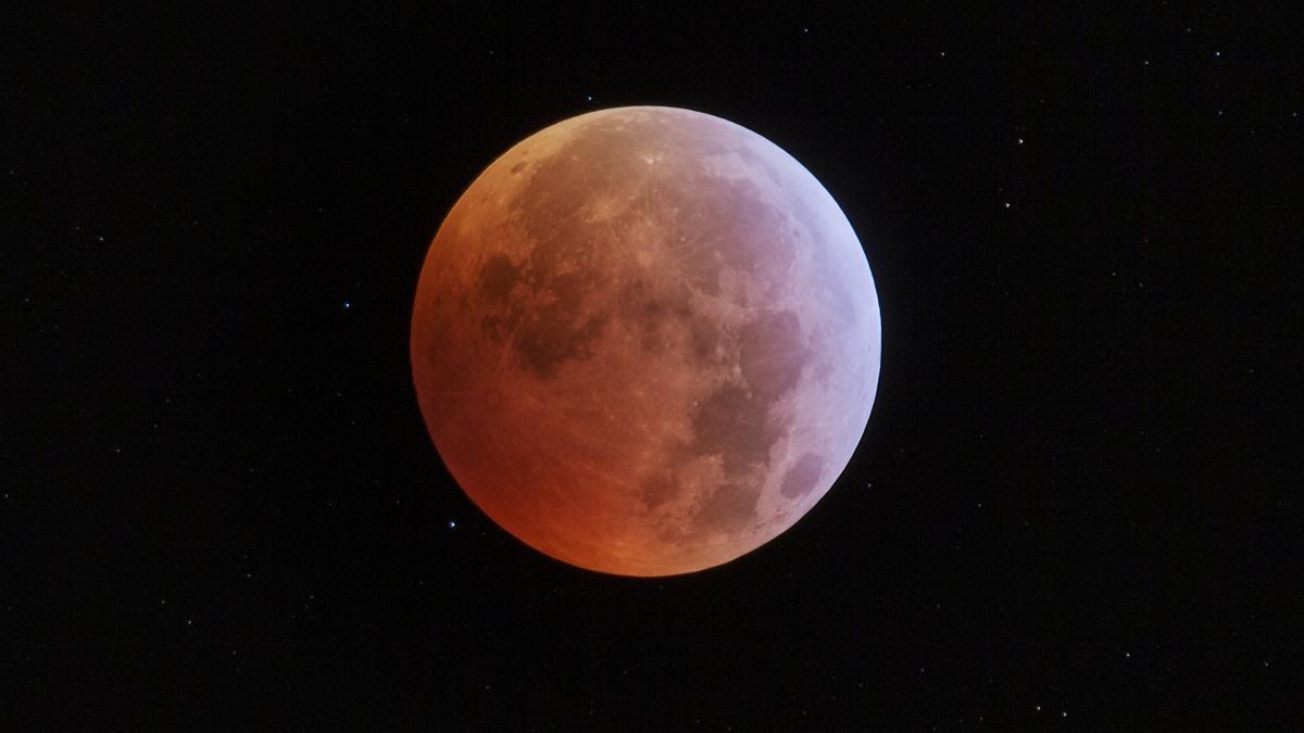 La luna teñida de rojo durante el eclipse.