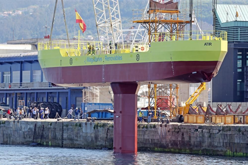 Una "supergrúa" fue la encargada de la botadura que tuvo lugar esta mañana en la terminal de cruceros