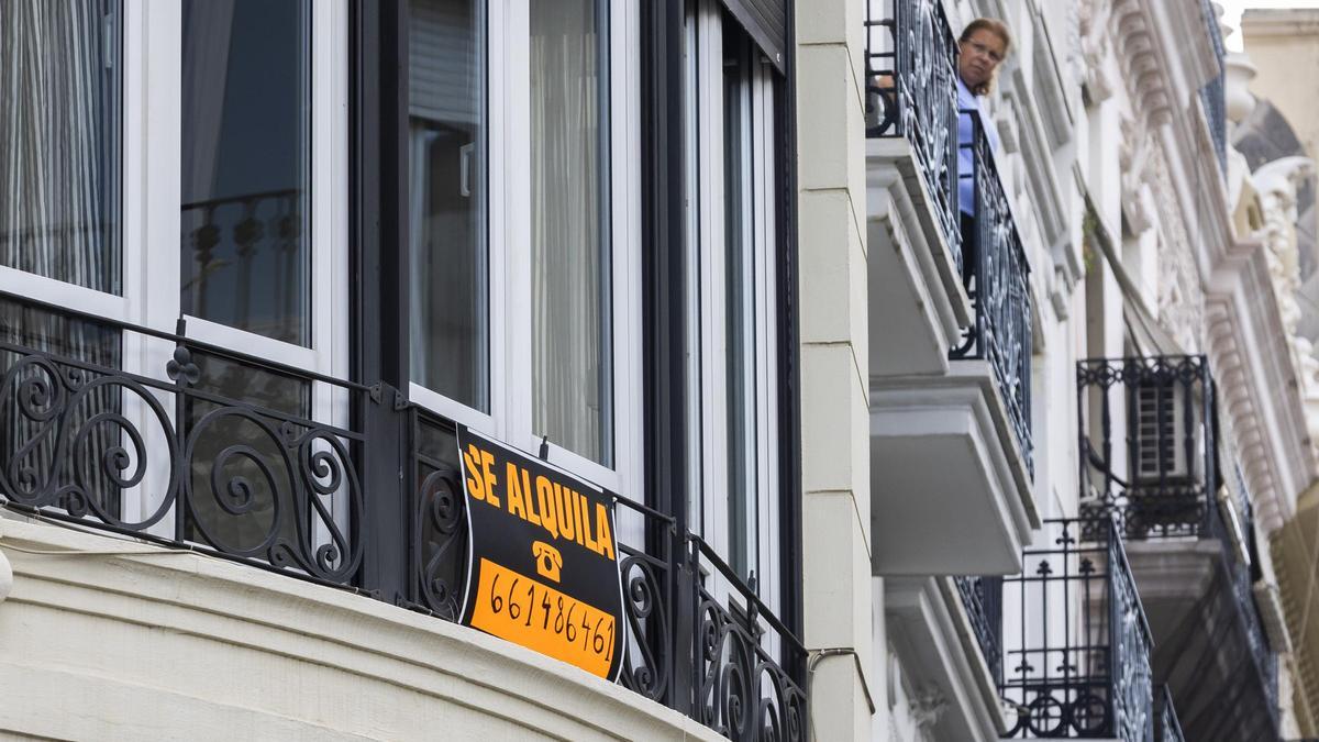 Cartel de una vivienda en alquiler junto al mercado de Colón de València