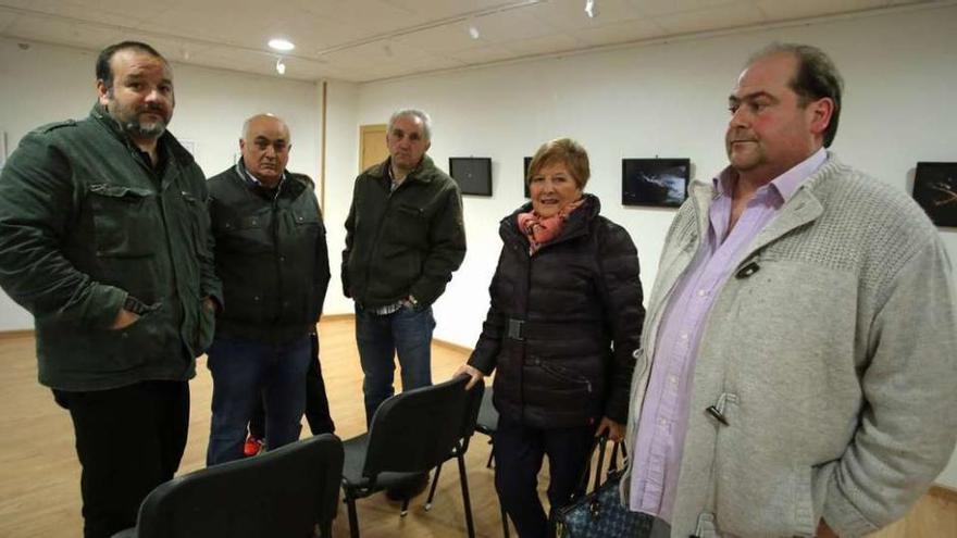 José Luis García (primero por la izquierda) junto a socios y miembros del colectivo. // Bernabé/Gutier