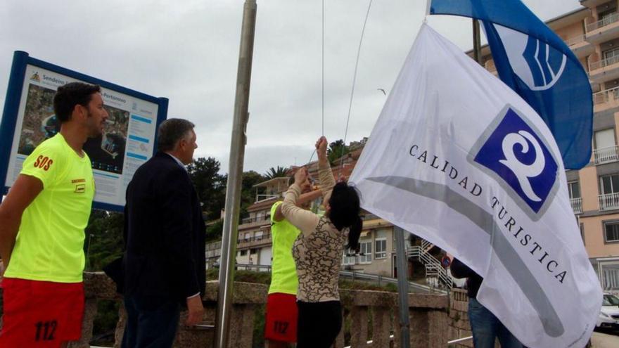 Izado de una bandera “Q de Calidad” en Sanxenxo.