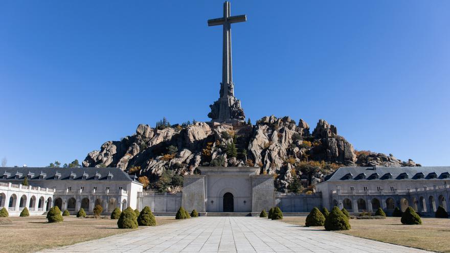 El TSJ obliga a Ayuso a pronunciarse sobre la protección de la cruz del Valle de los Caídos