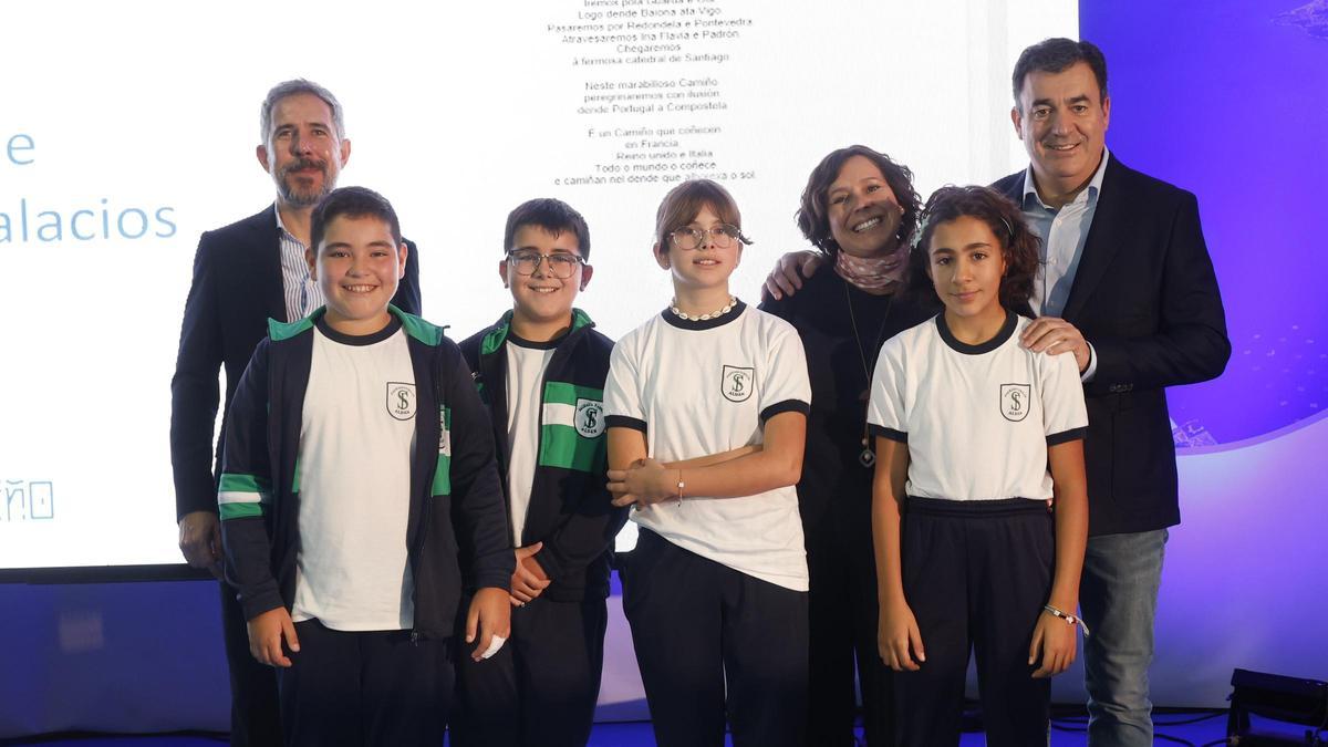 O conselleiro de Educación,  Román Rodríguez, e o xerente de  FARO, Pedro Costa, fan entrega do  premio en Literatura ao CPR  Sagrada Familia.