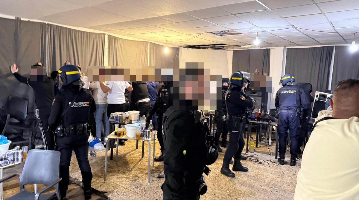 Agentes de la Policía Nacional durante la operación.