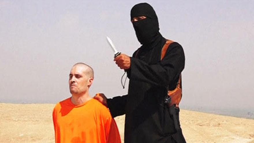 Un yihadista amenaza con un cuchillo a James Foley.