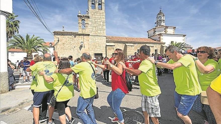 El municipio disfruta hoy de castillos flotantes y del espectáculo taurino ‘Gran Prix’