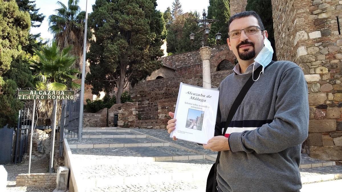 Miguel Ángel Pérez, con el informe enviado a la consejera de Cultura, delante de la Alcazaba la pasada semana