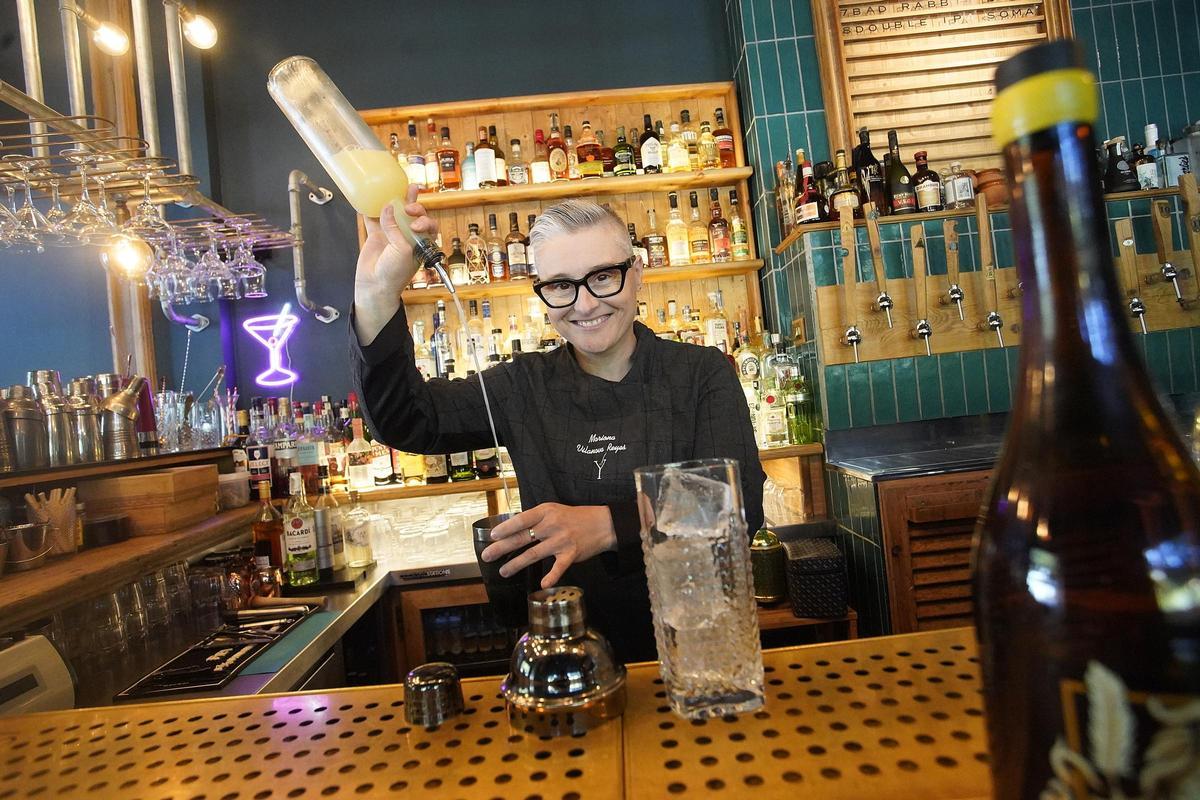Mariona Vilanova preparant un còctel al Nykteri's Cocktail Bar.