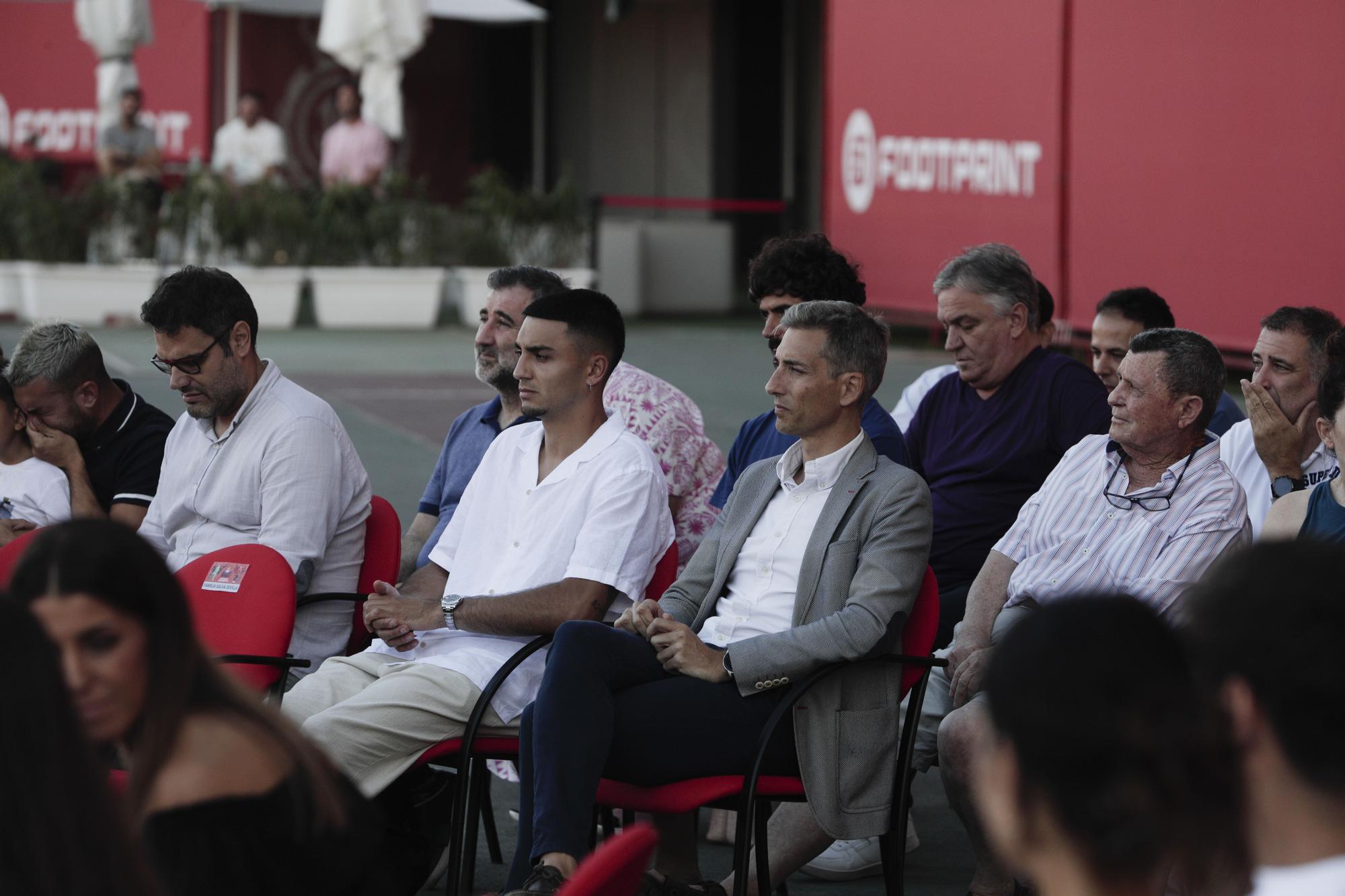 Unos dos mil seguidores del RCD Mallorca se despiden de Reina y Salva Sevilla en Son Moix