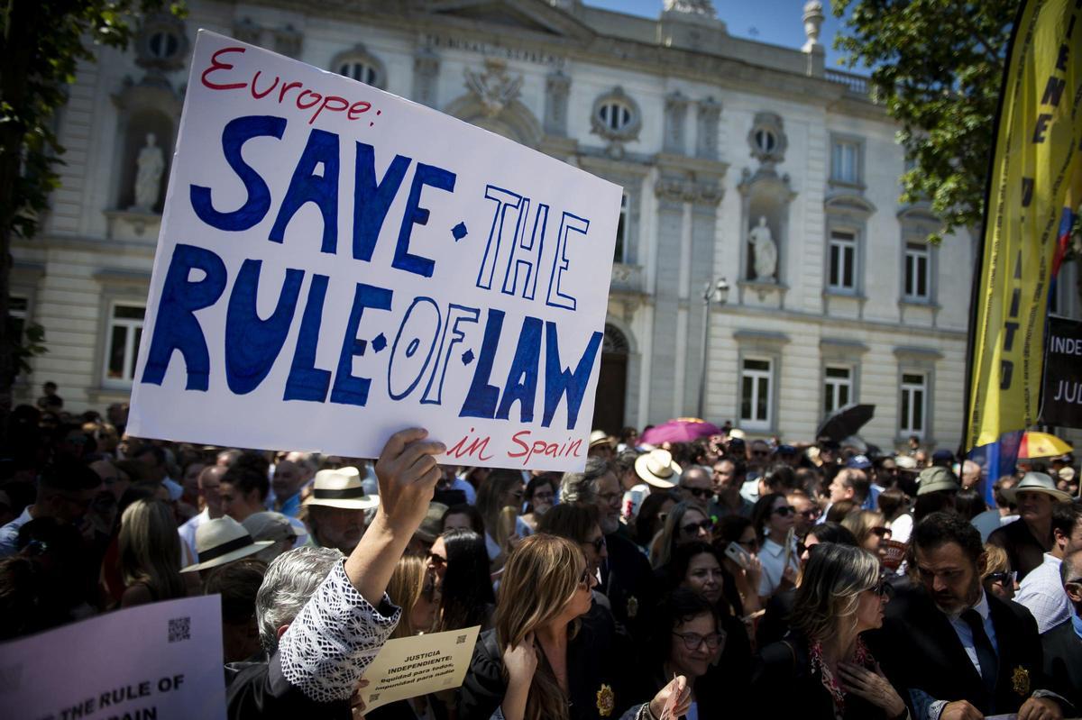 Decenas de personas durante una concentración de jueces y fiscales frente al Tribunal Supremo, a 28 de junio de 2025, en Madrid (España). Según los convocantes, se trata de una concentración estrictamente institucional, al margen de cualquier adscripción