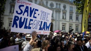 Decenas de personas durante una concentración de jueces y fiscales frente al Tribunal Supremo, a 28 de junio de 2025, en Madrid (España). Según los convocantes, se trata de una concentración estrictamente institucional, al margen de cualquier adscripción