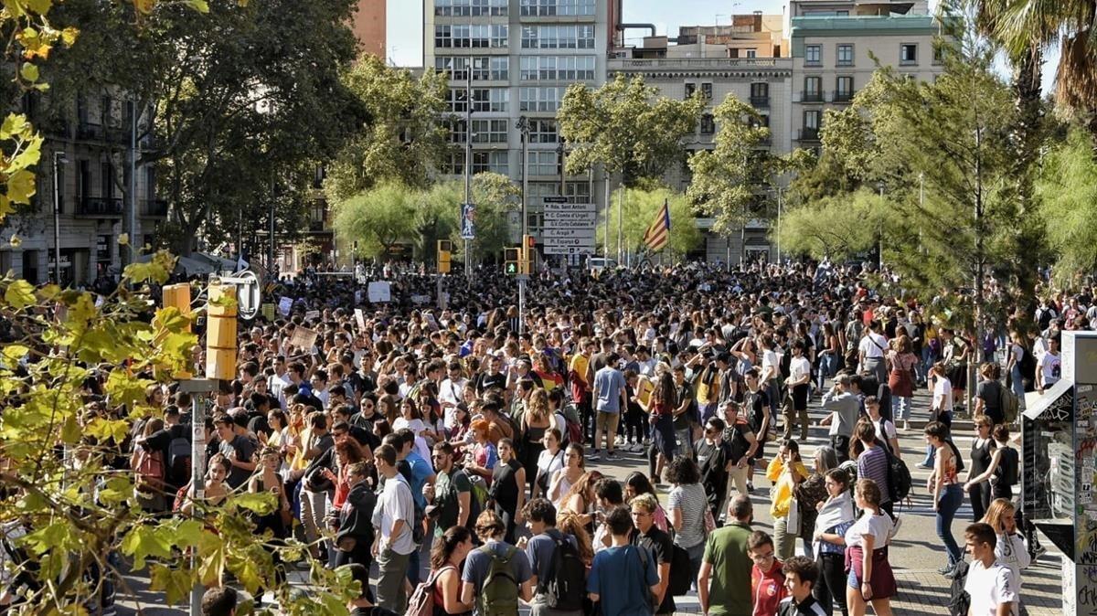 zentauroepp50440563 barcelona 17 10 2019   mnifestaci n estudiantes en pl univer191017123335
